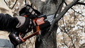 Milwaukee M12 FHS-0 Potatore a Catena  a Batteria Brushless Lama/Catena 15 Cm Lubrificazione Automatica Mini Elettrosega da potatura M12 FUEL™ Solo Corpo Macchina - immagine 6